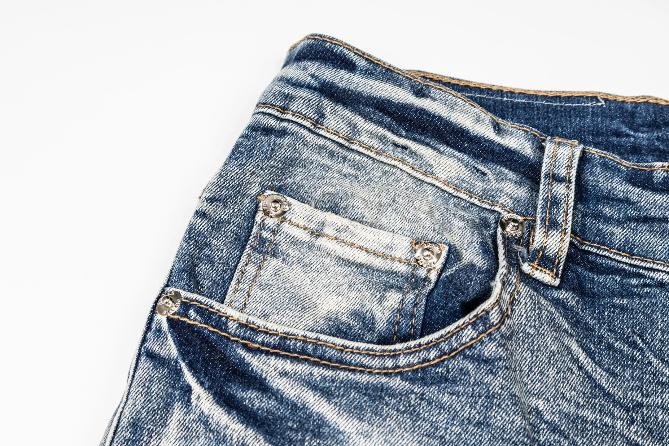 135 Purple Purple's ripped jeans are made of Light Blue washed denim fabric, giving them a full aged feel. Large holes on the thighs + brand letter patch, full of street style and flamboyant personality. Slim-fitting cut, it fits the leg lines, making it perfect for daily wear or trendy occasions. Pair it with a simple top or sneakers for a stylish look! Style number: # Size: 28 30 32 34